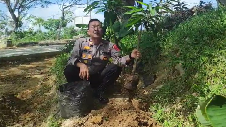 Dukung Ketahanan pangan, Kapolsek Bontang Barat Laksanakan Penanaman Bibit Tanaman Ketahanan Pangan di Pekarangan Polsek Bontang Barat