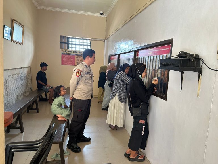 Pengawasan dan pelayanan secara Humanis terhadap jam besuk Tahanan Polres Bontang   