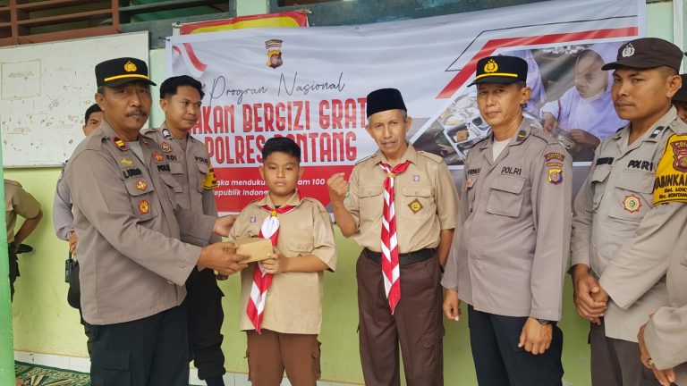 Dukung Program Pemerintah, Polsek Bontang Utara gelar Makan Bergizi Gratis di SD Islam Darul Ulum