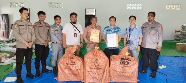 Pastikan aman, Polres Bontang Lakukan Monitoring dan Pengamanan kedatangan Logistik Pilkada di KPU Kota Bontang