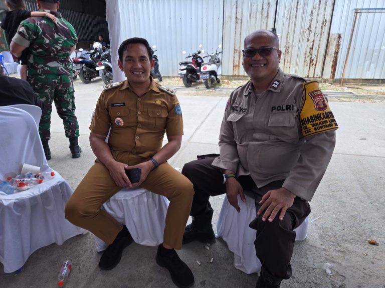 Gelar Cooling System Jelang Pilkada 2024, Bhabinkamtibmas Aiptu Mulyo bertatap Muka serta dialog kamtibmas bersama Lurah Tanjung Laut Indah