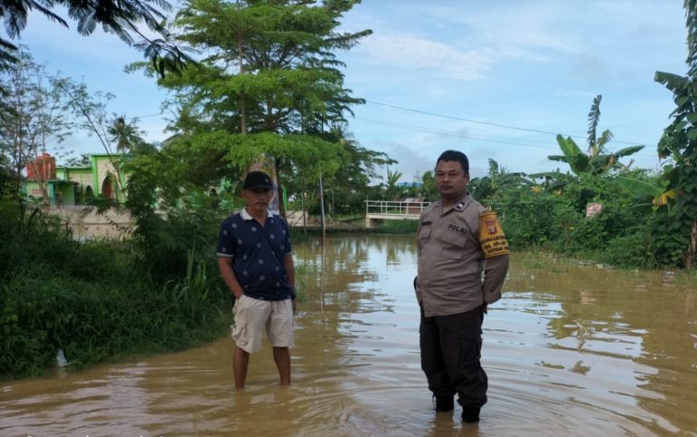 Cegah timbulnya korban jiwa, Bhabinkamtibmas Kelurahan Api-Api Monitoring Dampak Banjir Sungai Bontang