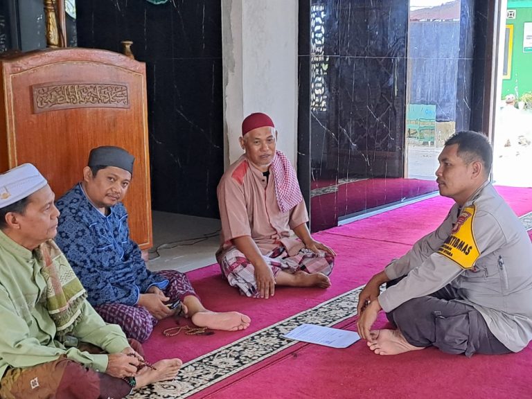 Upayakan kamtibmas wilayah binaan, Bhabinkamtibmas Loktuan Laksanakan Cooling System Jelang Pilkada 2024 Bersama Imam Masjid Hidayatul Mustofa