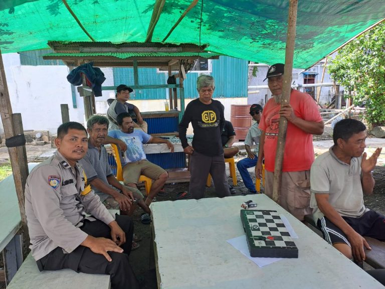 Dekat dengan Warga, Bhabinkamtibmas Loktuan Gelar Cooling System Jelang Pilkada 2024, Sampaikan Pesan Kamtibmas ke Warga RT 26 Loktuan