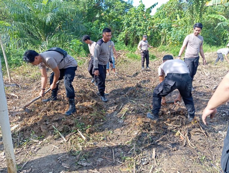 Polsek Muara Badak Laksanakan Persiapan Lahan Pertanian Mendukung Ketahanan Pangan Nasional