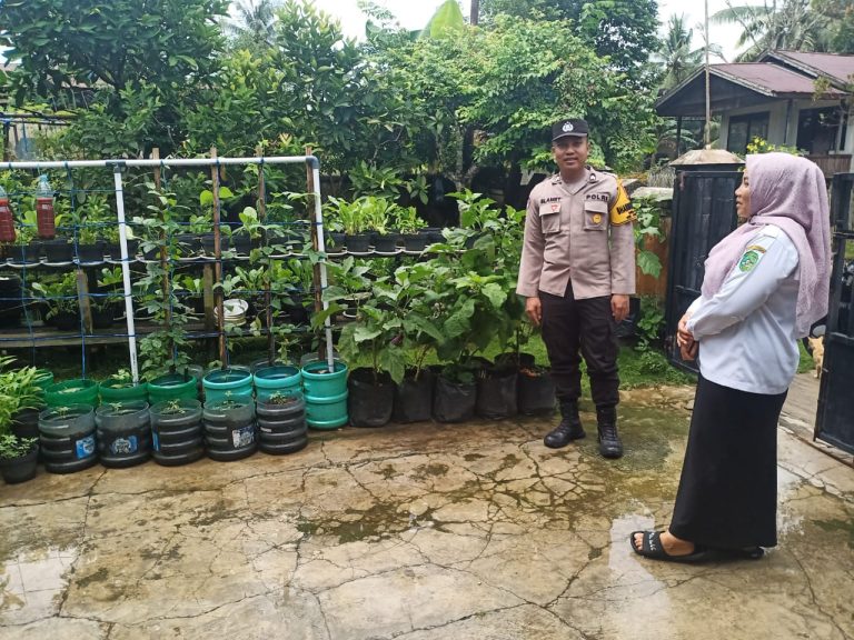 Dukung ketahana pangan, Bhabinkamtibmas Ds. Sebuntal Lakukan Pengecekan Pemanfaatan Pekarangan untuk Ketahanan Pangan Bergizi