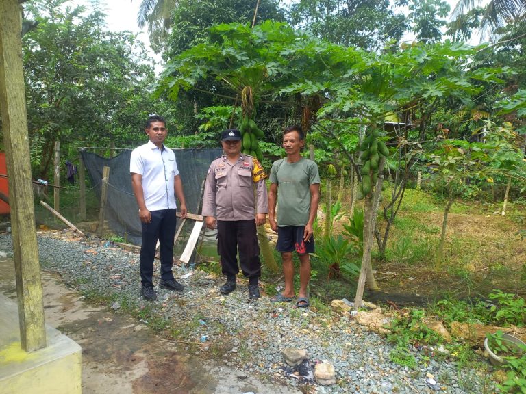 Sinergi dengan warga binaan, Bhabinkamtibmas Desa Santan Ulu Lakukan Pengecekan Pemanfaatan Pekarangan Rumah Warga