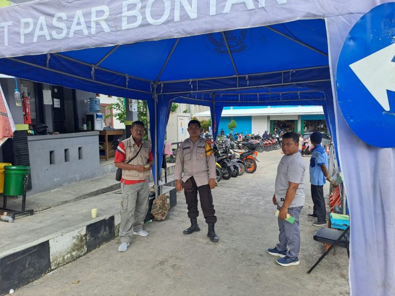 Bhabinkamtibmas Kelurahan Loktuan Aiptu Bambang Sumantri Gelar Cooling System dengan Security Pasar Taman Citra Jelang masa tenang Pilkada 2024