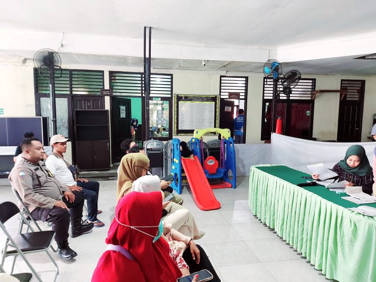 Bhabinkamtibmas Tanjung Laut Aipda Siswanto Laksanakan Cooling System dan Monitor Pembuatan Buku Rekening untuk Honor KPPS Jelang Pilkada 2024