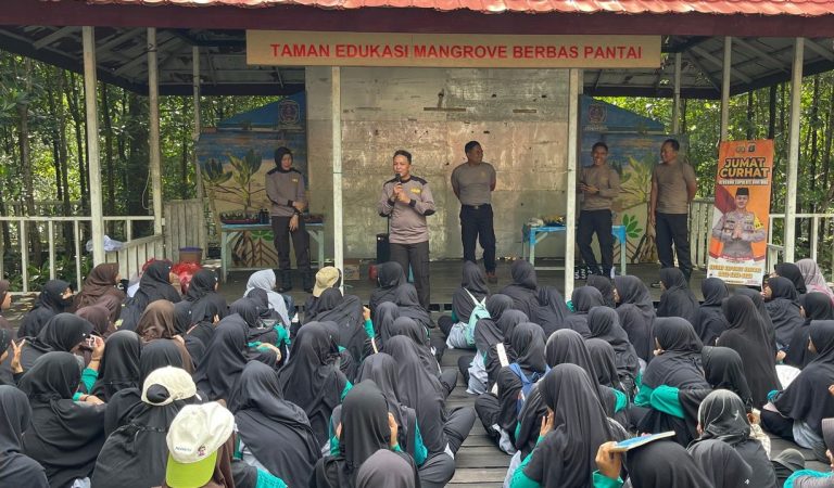 Pererat Hubungan dengan Masyarakat, Sat Reskrim Polres Bontang Gelar Jum’at Curhat, Berikan Himbauan Kamtibmas di Kel. Berbas Pantai dan SMP IT Darul Hikmah