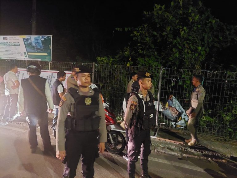 Polres Bontang Lakukan Pendampingan Pelaksanaan Penertiban APK : Pastikan Keamanan dan Ketertiban Kegiatan