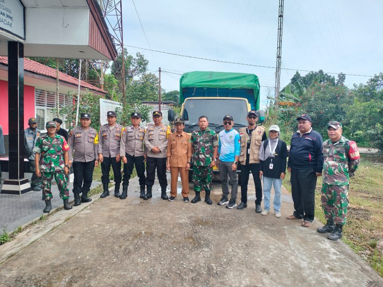 Sukseskan Pemilu yang Damai dan Aman “Polsek Muara Badak Amankan Distribusi Logistik Pilkada 2024