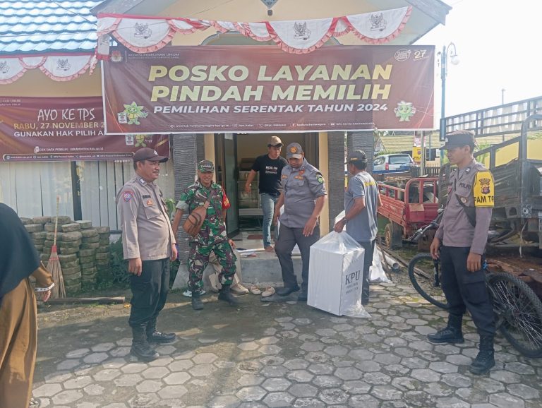 Sukseskan Pilkada yang kondusif, “Pergeseran Logistik Pilkada 2024 ke Desa Muara Badak Ulu Berjalan Lancar, Pengawalan Ketat dari Kepolisian”