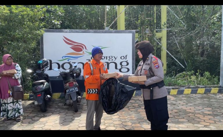 Peduli sesama, Polres Bontang Gelar Aksi Jum’at Berkah, Bagikan Nasi Kotak kepada Warga Pesisir Berbas Pantai