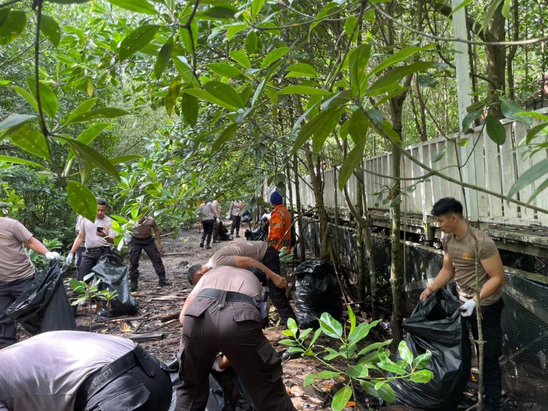 Polres Bontang Laksanakan Aksi Bersih-Bersih Pesisir di Mangrove Park Berbas Pantai