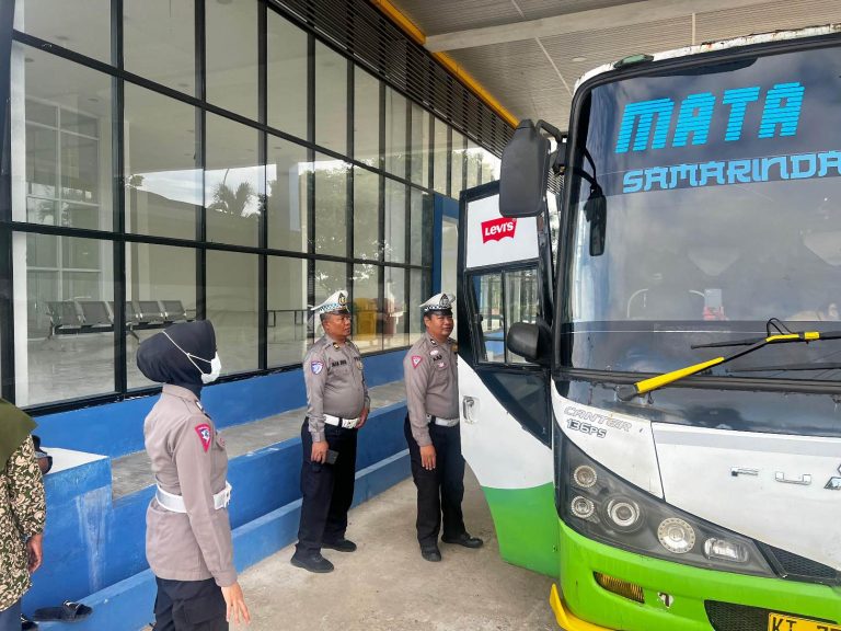 Polres Bontang Gelar Rampcheck pemeriksaan Kendaraan Angkutan Umum di Terminal Kota Bontang