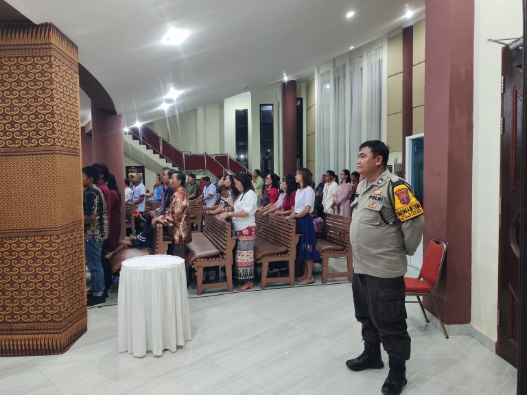 Bhabinkamtibmas Kelurahan Kanaan Gelar Cooling System dan Pengamanan Perayaan Natal Jemaat Gereja Toraja
