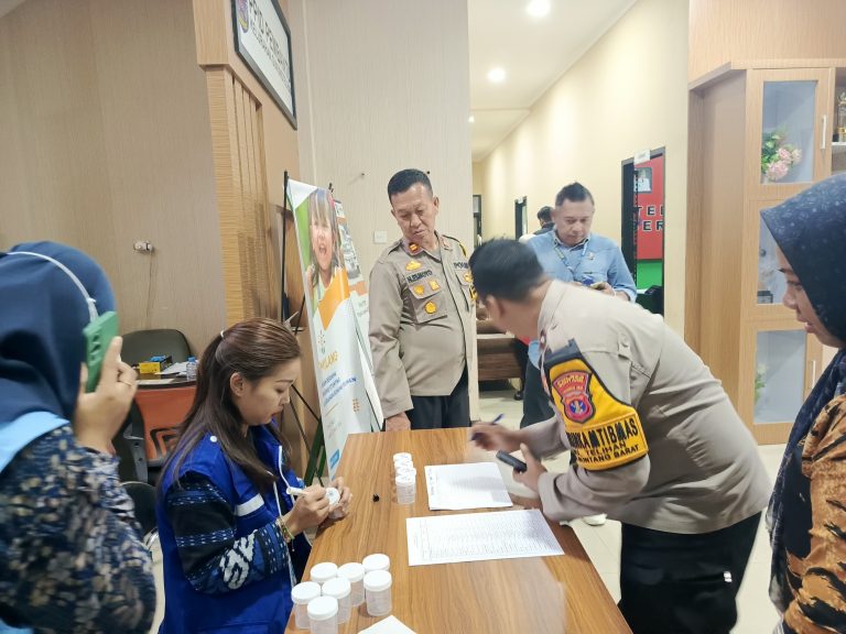 Perang Lawan Narkoba : Polri, Kecamatan Dan BNN Lakukan Tes Urine