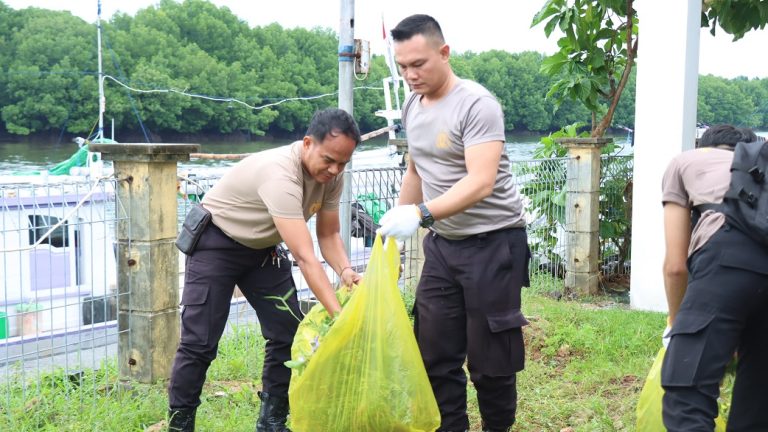 Peduli lingkungan, Polres Bontang Gelar Kegiatan Bersih Pesisir di TPI Tanjung Limau
