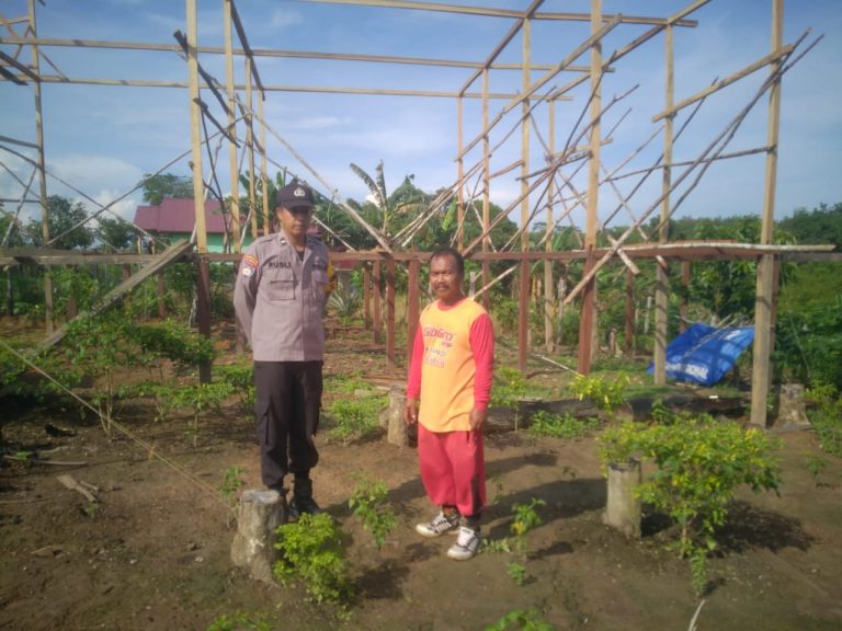 Bhabinkamtibmas Santan Tengah Sambangi Tokoh Masyarakat, Sampaikan Pesan Kamtibmas