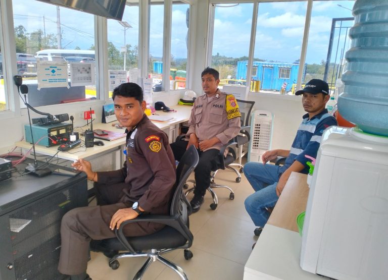 Bhabinkamtibmas Desa Salo Palai, Brigpol Rizani Polsek Muara Badak, Gelar Cooling System dan Cipta Kondisi di Desa Salo Palai