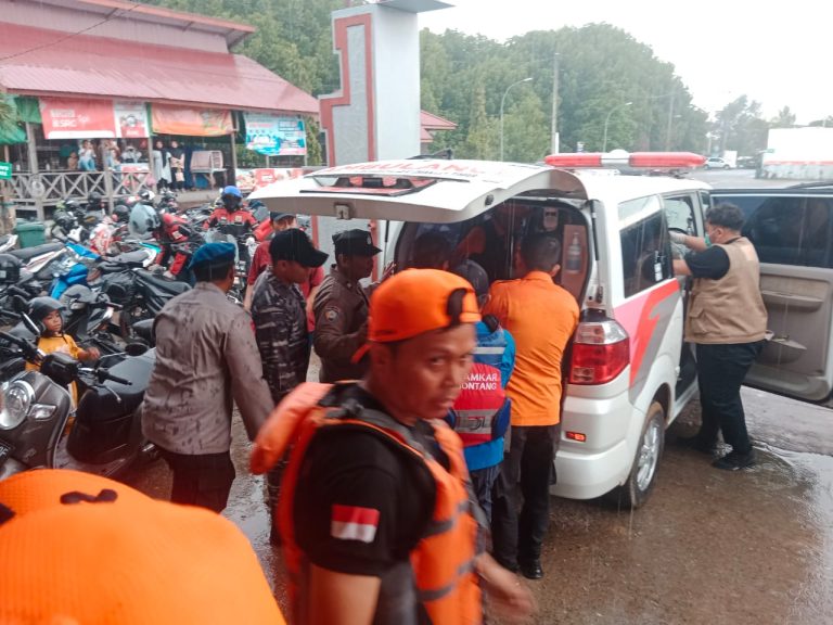 Tim Gabungan Basarnas, BPBD, dan Polairud Polres Bontang berhasil Evakuasi Korban Selamat Kapal Tenggelam