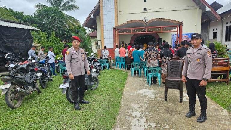 Pastikan Berjalan dengan Hikmat, Polsek Marangkayu Laksanakan Pengamanan Ibadah Natal 2024 di Gereja Toraja Sebuntal   