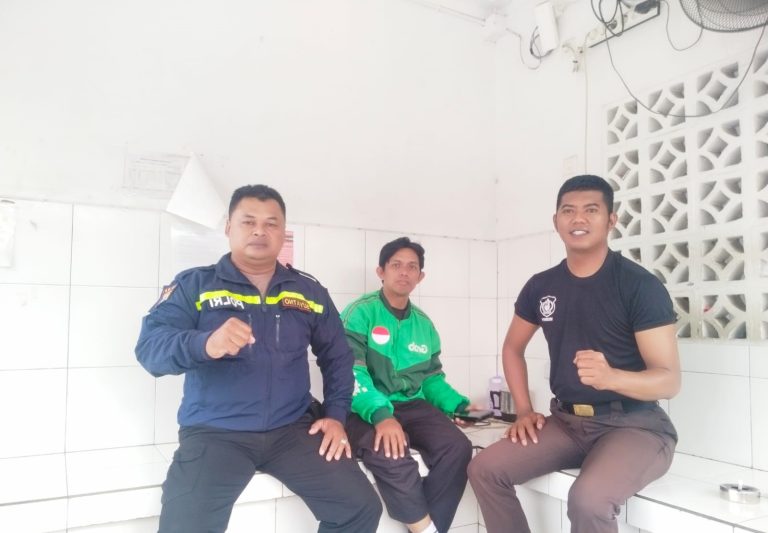 Bhabinkamtibmas Kelurahan Api-api Laksanakan Silaturahmi dan Himbauan Kamtibmas di Jalan Ahmad Yani