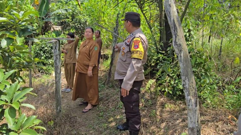 Jalin keakraban, Bhabinkamtibmas Desa Budaya Sungai Bawang Laksanakan Cooling System dan Cipta Kondisi, Sambangi Warga di Jalan Anyeq Apui