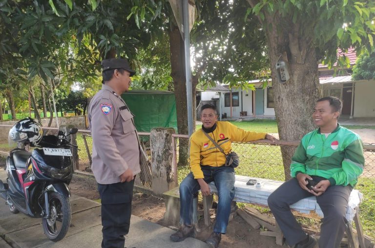 Cipta kondisi wilayah Bhabinkamtibmas Bontang Baru Sambangi Warga dan Sampaikan Himbauan Kamtibmas