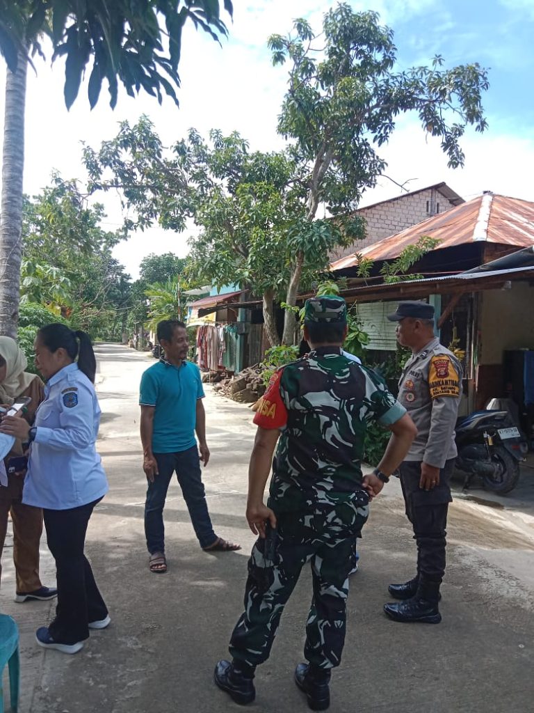 Dekat dengan warga, Bhabinkamtibmas Kelurahan Satimpo Sambangi Tokoh Masyarakat, Sampaikan Pesan Kamtibmas