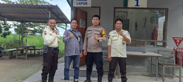 Sinergi bersama masyarakat, Bhabinkamtibmas Loktuan Sambangi Pos Security PT. Bleack Bear, Sampaikan Himbauan Kamtibmas