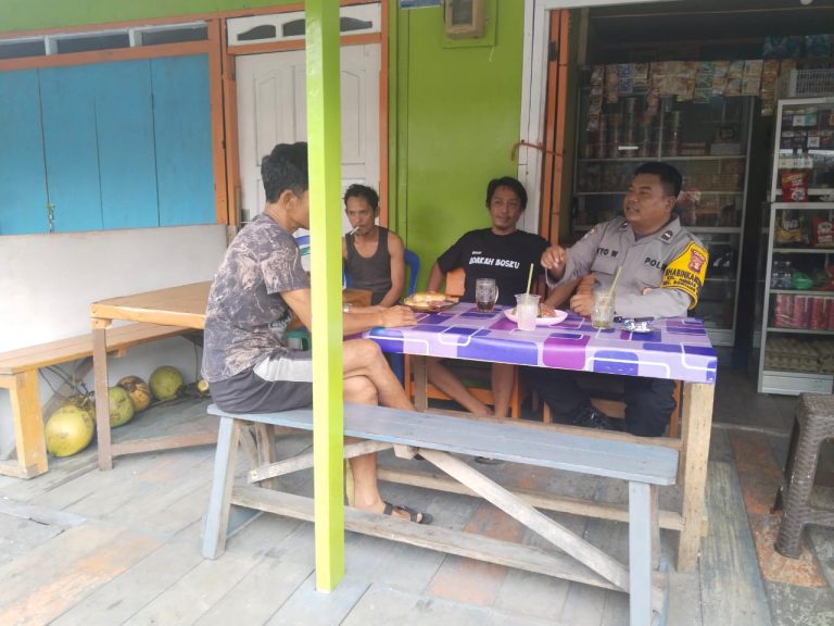 Jalin silaturahmi, Bhabinkamtibmas Berbas Pantai Lakukan Sambang dan Tatap Muka dengan Warga