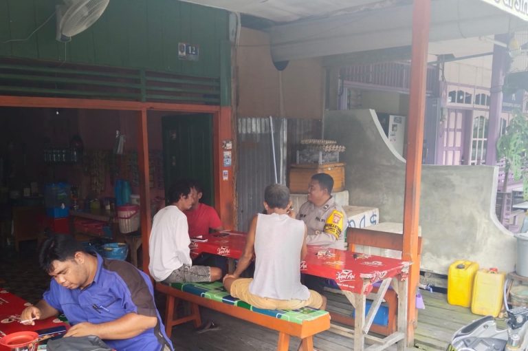 Jalin Silaturahmi, Bhabinkamtibmas Berbas Pantai Sambangi Warga untuk Sampaikan Pesan Kamtibmas