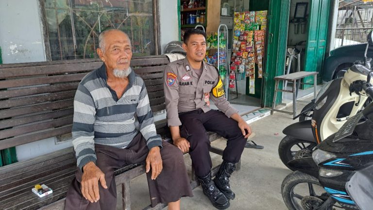 Dekat dengan Masyarakat, Bhabinkamtibmas Belimbing Sambangi Warga untuk Sampaikan Pesan Kamtibmas