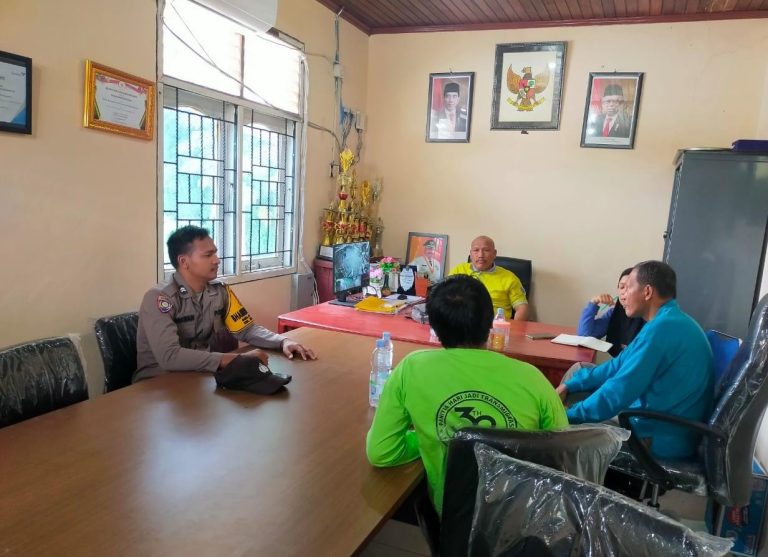 Beri rasa aman, Bhabinkamtibmas Desa Bunga Putih Sambangi Warga, Sampaikan Imbauan Kamtibmas