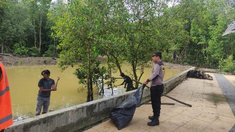 Polres Bontang Gelar Kegiatan Bersih Pesisir, Jumat Curhat dan Jumat Berbagi di Bontang Kuala
