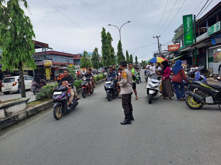 Bersama FKPM : Bhabinkamtibmas Loktuan Lakukan Pengamanan Pasar Ramadhan