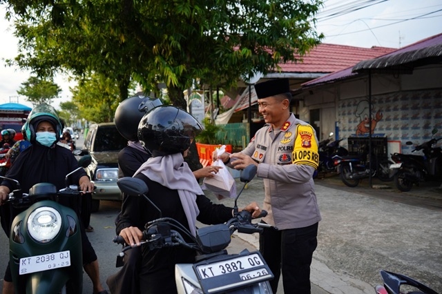 Dekat dengan Masyarakat, Kapolres Bontang turun kejalan Bagikan Takjil Buka Puasa di Simpang 4 Al Hijrah