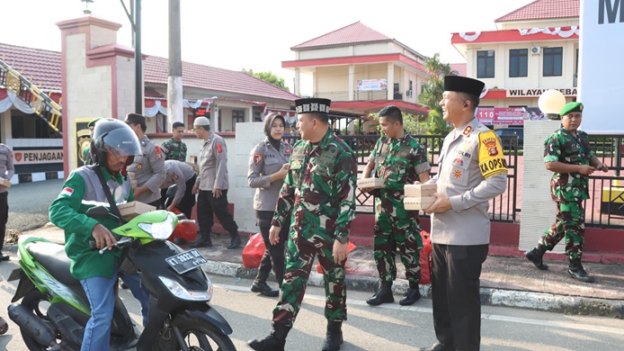 Perkuat sinergi, Kapolres Bontang Bersama Dandim 0908 Bontang gelar bagi Takjil kepada masyarakat