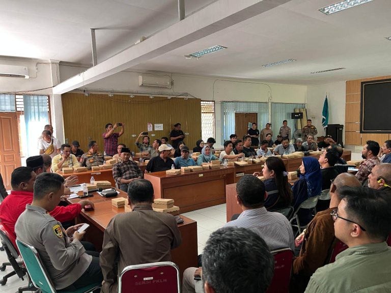 Tanggung Jawab Harkamtibmas : Polres Bontang Hadiri Hasil Investigasi Kematian Massal Kerang Dara Di Muara Badak