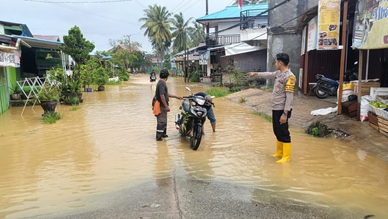Respon Cepat Bhabinkamtibmas, Brigpol Hardianyah Tinjau Lokasi Banjir di Kelurahan Guntung