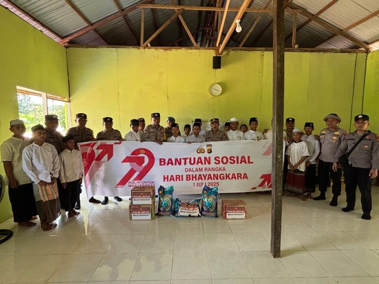 Polri Untuk Masyarakat : Polsek Bontang Selatan Tebar Kepedulian Sambut HUT Bhayangkara ke-79