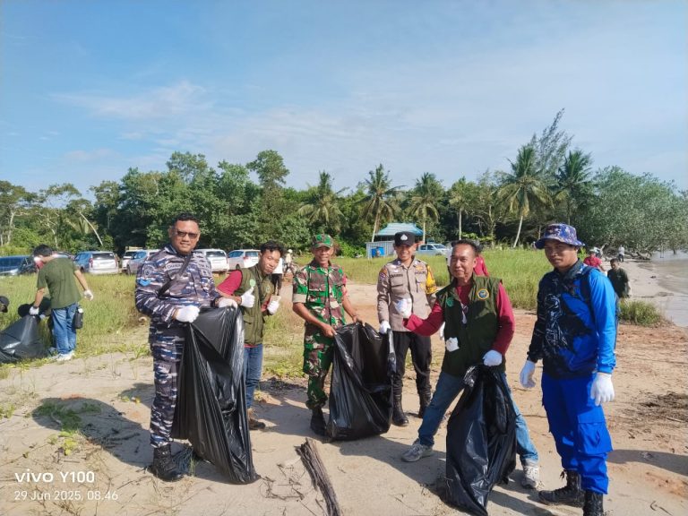 TNI-Polri, Swasta, dan Warga Kompak “Keroyok Sampah” di Pesisir Muara Badak : Hari Lingkungan Hidup 2025 Lebih Bermakna
