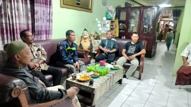 Polri untuk Masyarakat: Bhabinkamtibmas Loktuan Hadiri Rapat Koordinasi Gebyar Suro 1447 H Bersama Sesepuh Jawa