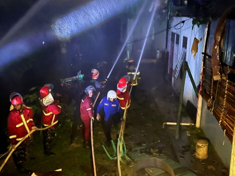 Respons Cepat Tim Pammat Polda Kaltim Bantu Padamkan Kebakaran Rumah di Kelandasan Ilir