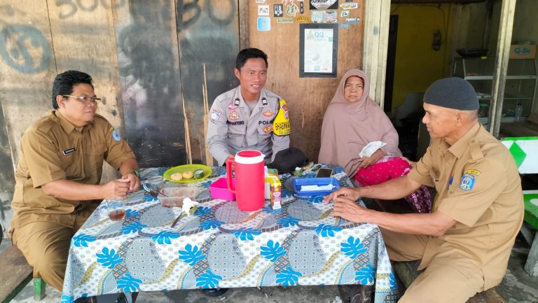 Polri untuk Masyarakat: Bhabinkamtibmas Berebas Tengah Sambang Warga RT 13, Ajak Bersama Jaga Keamanan Lingkungan