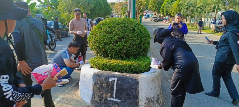 Polsek Bontang Barat bersama Pemkot Bontang Gelar pengecetan Median Jalan untuk Kota yang Lebih Indah