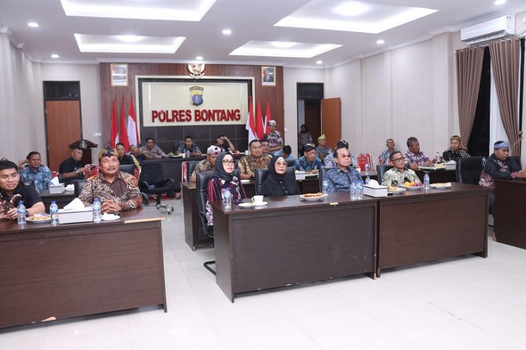 Polres Bontang Gelar Nonton Bareng Pagelaran Wayang Kulit via Zoom dalam Rangka Hari Bhayangkara ke-79