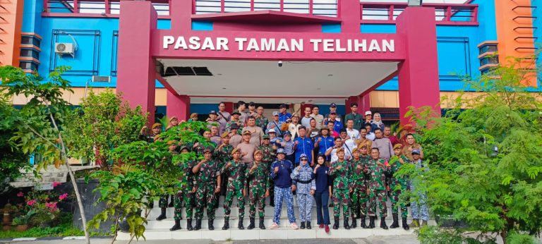 TNI-POLRI dan Warga Bersatu Bersihkan Pasar : Polsek Bontang Barat Tebar Kepedulian Lewat Jumat Berbagi